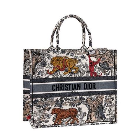 dior borsa libri|Borsa dior moda 2019: come nasce la tote bag in toile de jouy.